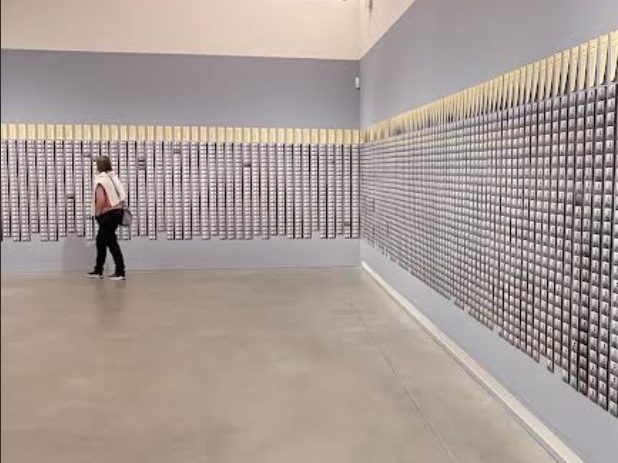Raum mit grafischer Wandgestaltung in Schwarz und Weiß, Person steht im Hintergrund.