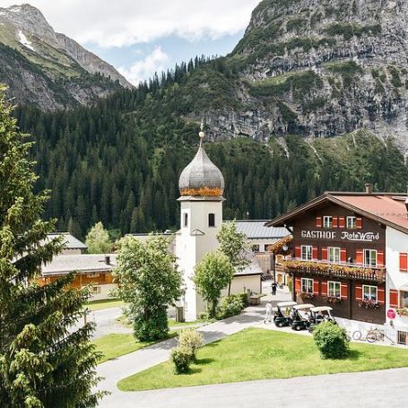 Bild der Zuger Kirche und des Rote Wand Hotels