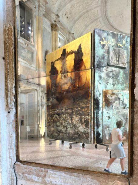 Moderne Kunstausstellung mit großem, Kunstwerk und Besucher im Vordergrund.