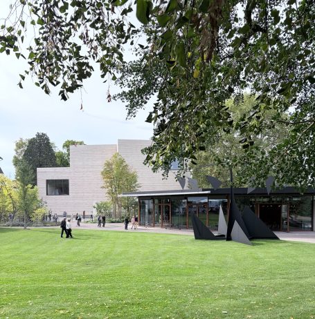 Blick vom Garten aus auf Museum und davoliegende schware Stahlskulptur
