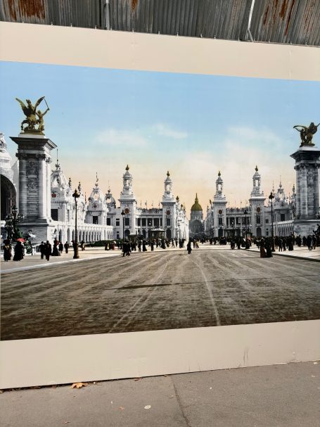 Historische Schwarz-Weiß-Aufnahme eines großen Platzes mit majestätischen Gebäuden und Statuen.