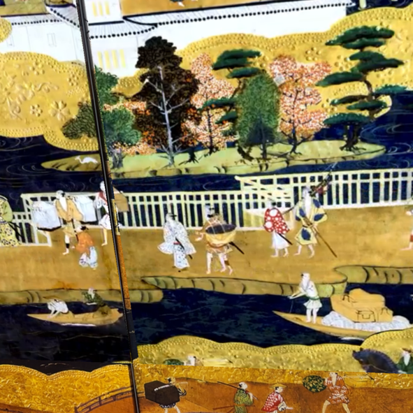 Historische Szene mit Menschen am Fluss, umgeben von Bäumen und Gebäuden.