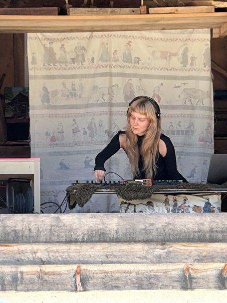 eine Frau sitzend vor einem Musik-Keyboard