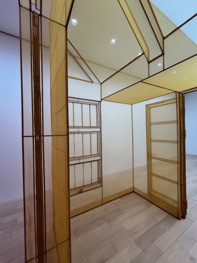 Transparente Raumstruktur mit geometrischen Formen und Holzelementen.