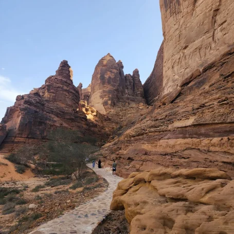 Wanderweg durch eine beeindruckende Felsenlandschaft mit hohen Steinformationen.
