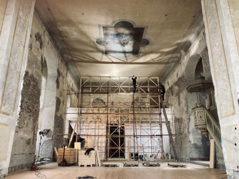 Kunstraum aus  - Kirchenraum in dem ein Gerüst aufgebaut ist