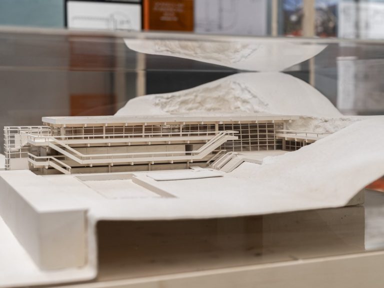 Architektonisches Modell eines modernen Gebäudes mit geschwungenen Formen und mehreren Ebenen.