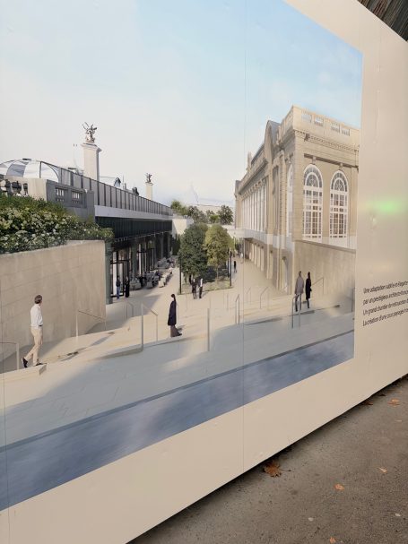 Stadtansicht mit modernem Gebäude und Fußgängern auf gepflastertem Weg.