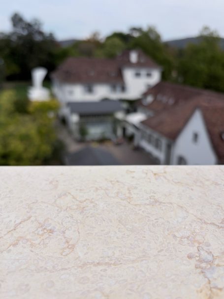Blick von der Terrasse auf unscharf zu sehende typische Schweizer Dorfhäuser