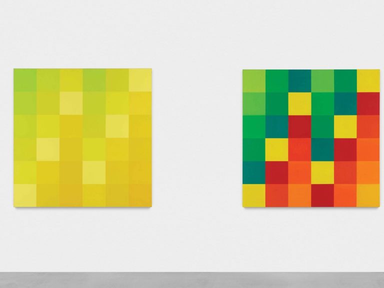 Zwei quadratische Farbflächen: links Gelb, rechts grün-rot mit pixelartigem Muster.