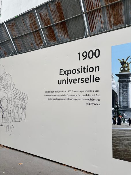 Informationstafel zur Universalausstellung von 1900 mit Illustrationen und Text.