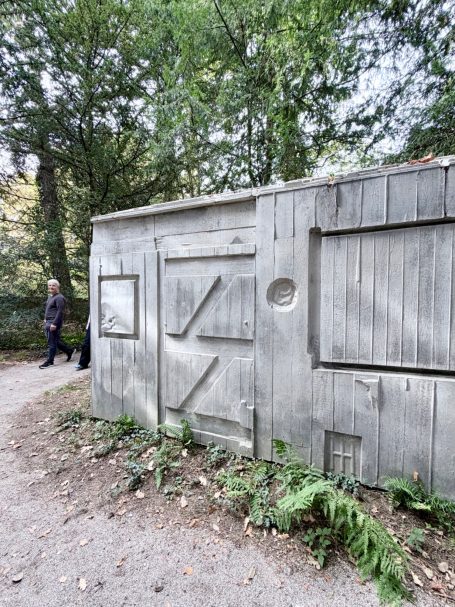 Betonschuppen im Park Kunstwerk