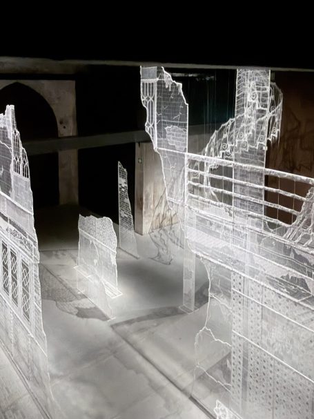 Transparente Struktur einer historischen Architektur in einem dunklen Raum.