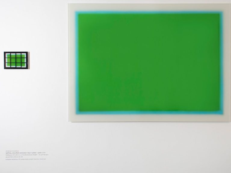 Zwei grüne Kunstwerke: ein Quadrat links und ein großes Rechteck rechts.