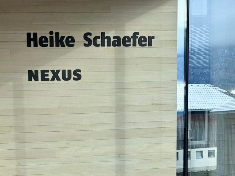 Heike Schaefer, Nexus – Beschriftung an einer Wand.