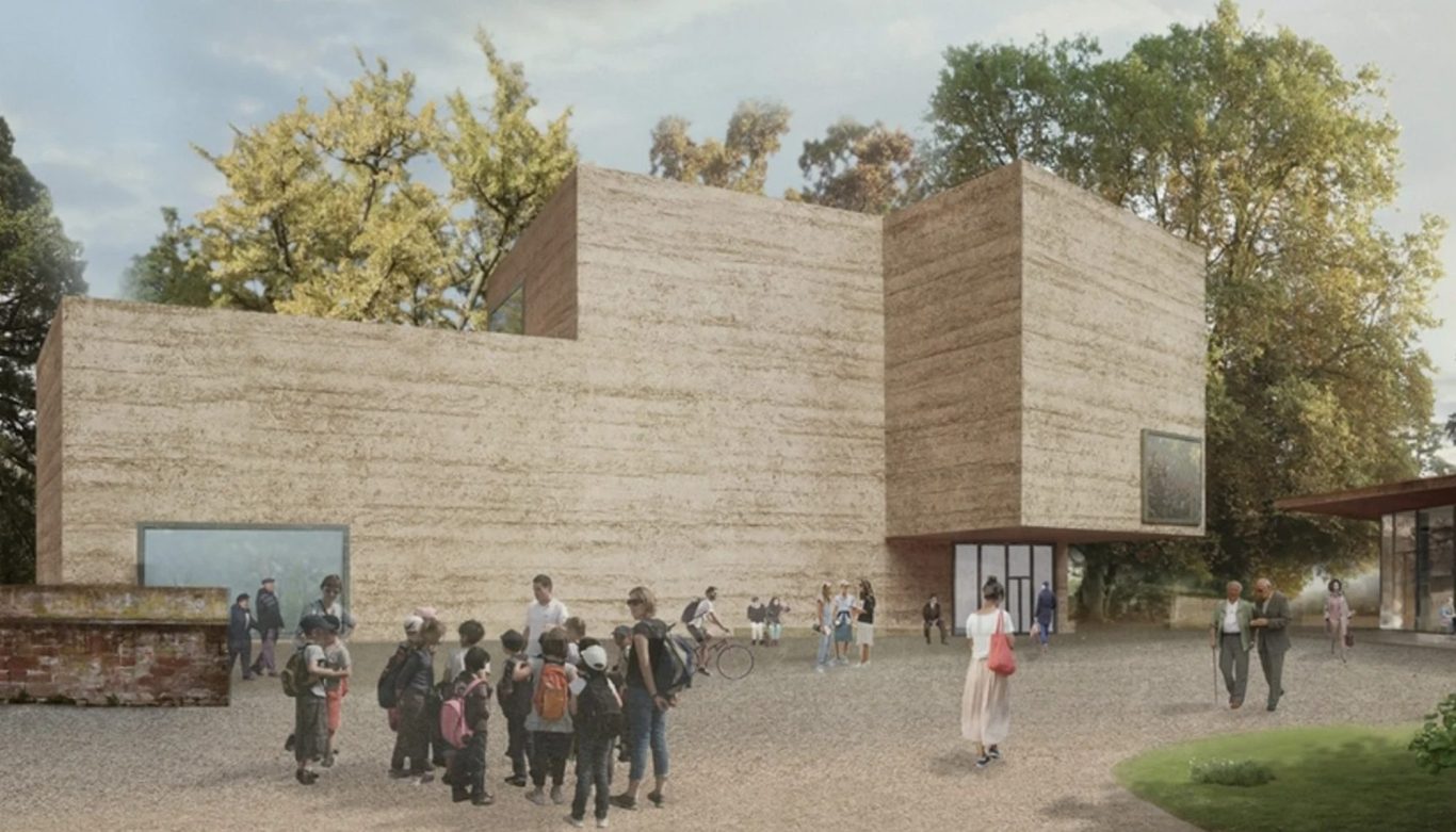 Moderne Holzbauten umgeben von Bäumen, Menschen stehen im Vordergrund.