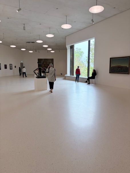 Heller Ausstellungsraum mit großem Fenster zum Park