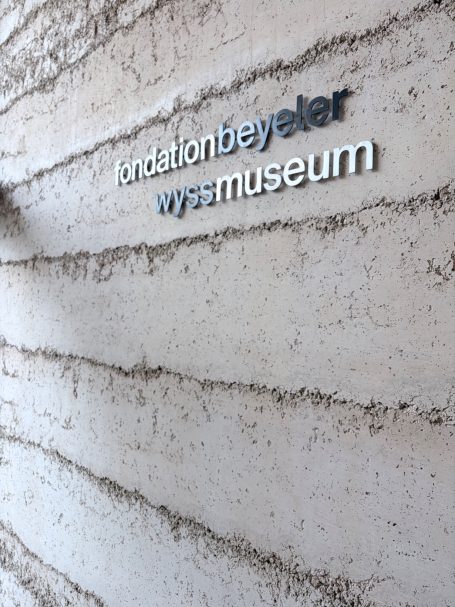 Schriftzug „fondationbeyeler wyssmuseum“ auf geschichteter Betonwand