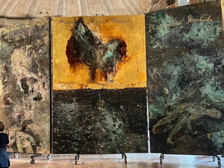 Kunstraum aus  - Kirchenraum in dem ein Gerüst aufgebaut ist