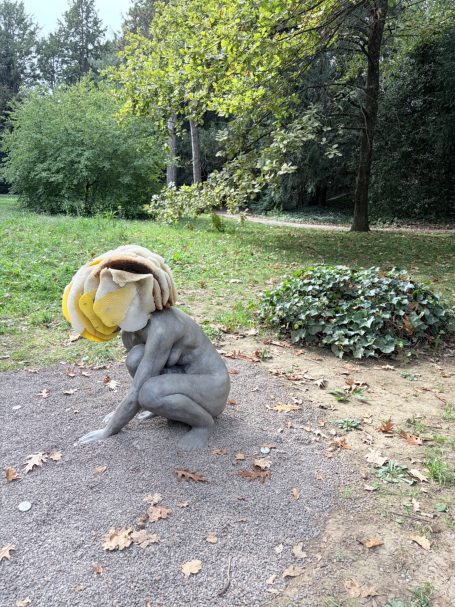 Sitzende Figur im Park
